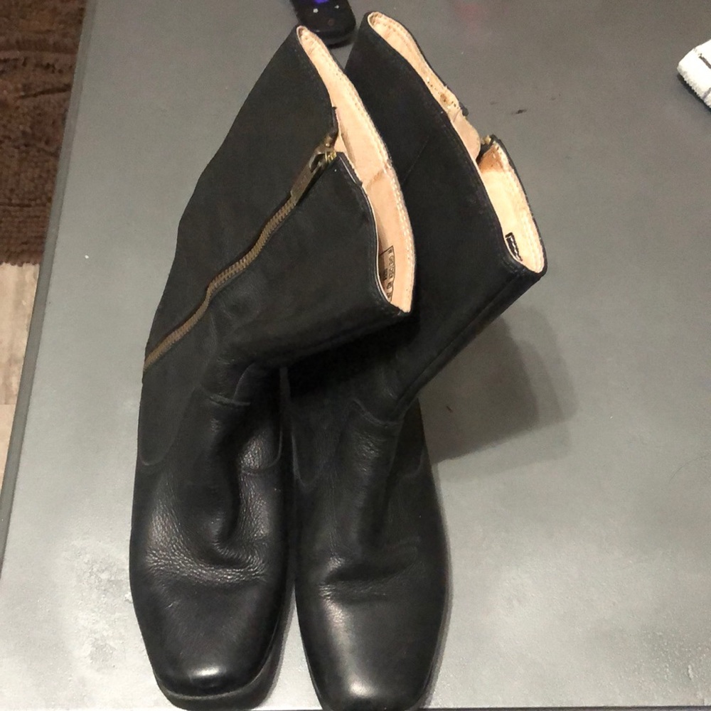 Women’s Bogs Gretchen Mid zip boots. Black leather. Size 7.